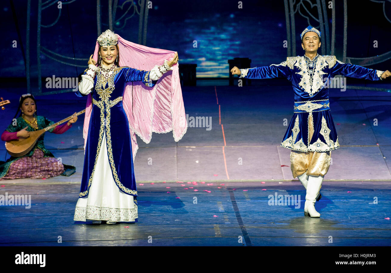 Urumqi, della Cina di Xinjiang Uygur Regione autonoma. Xx Settembre, 2016. Artisti eseguono in una mostra su Muqam, Uygur una tradizionale arte combinando canzoni, danze folk e musica classica, durante la cerimonia di apertura del China-Foreign Settimana della Cultura in Urumqi, capitale del nord-ovest della Cina di Xinjiang Uygur Regione autonoma, Sett. 20, 2016. Come una parte del quinto China-Eurasia Expo, la settimana della cultura apertura martedì presenterà quattro spettacoli da entrambi in patria e all estero e uno exhibition. © Huhu Hu/Xinhua/Alamy Live News Foto Stock