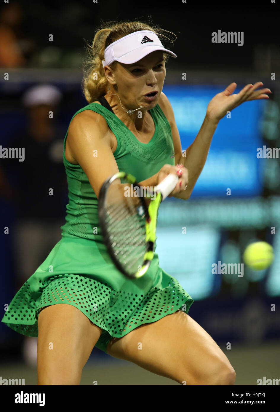 La Danimarca Caroline WOZNIACKI restituisce la sfera agaiant Swiss Belinda Bencic durante il primo turno del Toray Pan Pacific Open tennis championships di Tokyo il 20 settembre 2016. Wozniacki sconfitto Bencic 6-2, 5-7, 6-1. © Yoshio Tsunoda/AFLO/Alamy Live News Foto Stock