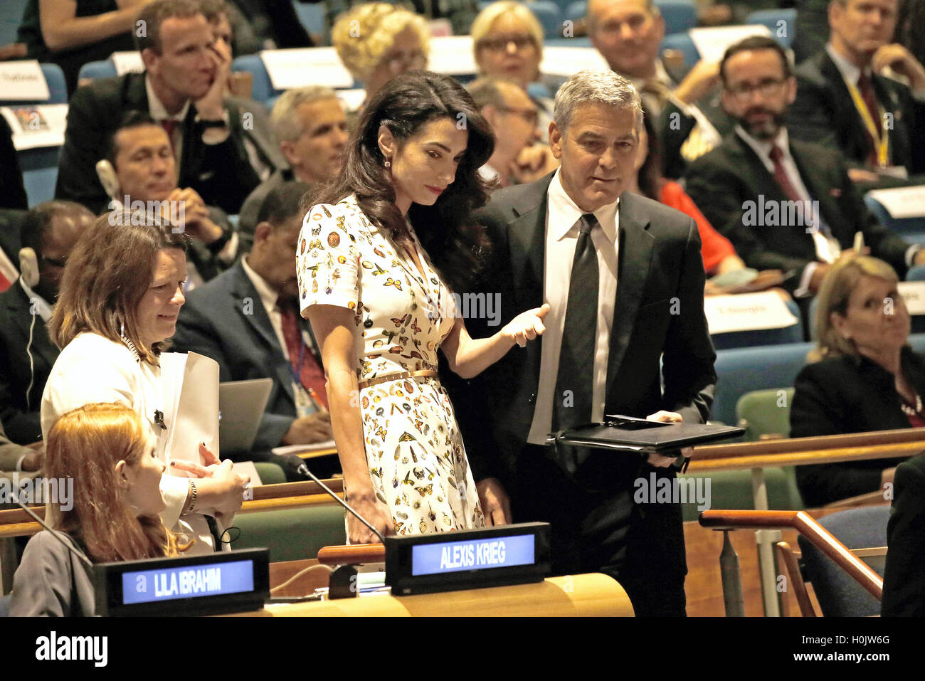 New York, New York, Stati Uniti d'America. Xx Settembre, 2016. Lebanese-British avvocato, Amal Clooney (L) e il marito attore degli Stati Uniti George Clooney frequentare un Leaders Summit per i rifugiati durante le Nazioni Unite 71a sessione di discussione generale all'Assemblea generale delle Nazioni Unite presso la sede delle Nazioni Unite a New York New York, Stati Uniti d'America, 20 settembre 2016. Credito: Peter Foley/Piscina via CNP - nessun filo SERVICE - © dpa/Alamy Live News Foto Stock