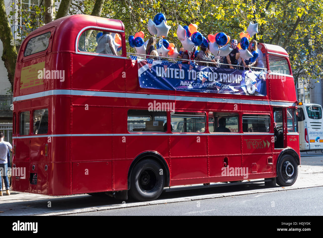 Londra, 21 settembre 2016. Un 'Stop Trump' aprire sormontato red London double-decker bus tours nel centro di Londra in una offerta di incoraggiarci gli espatriati di votare per Clinton. XXXX. Credito: Paolo Davey/Alamy Live News Foto Stock
