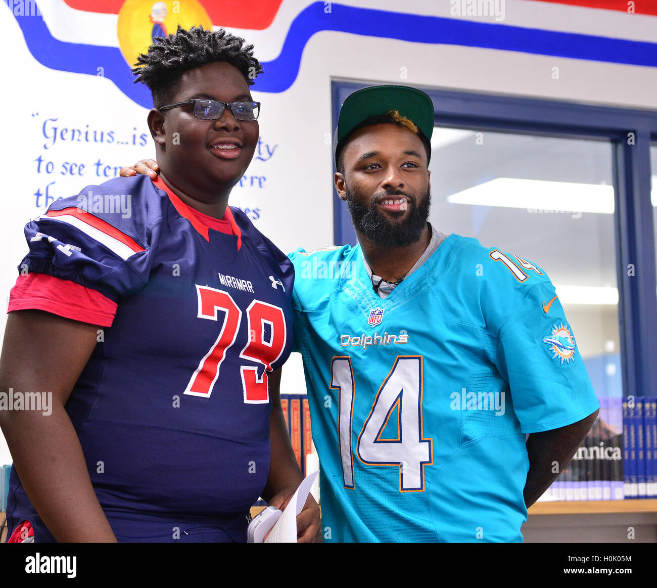 Miami, FL, Stati Uniti d'America. Xx Settembre, 2016. Stephen Gordon e delfini di Miami ampia ricevitore (#14) Jarvis Landry sorpresa il Miramar patrioti gamma football team prima per la squadra di pratica come parte del 4 Downs per finanziare la cultura finanziaria programma sponsorizzato da BankUnited. Landry condividere il suo pensiero sull importanza di alfabetizzazione finanziaria a Miramar di Alta Scuola Media Center il 20 settembre 2016 a Miramar, Florida. Credito: Mpi10/media/punzone Alamy Live News Foto Stock