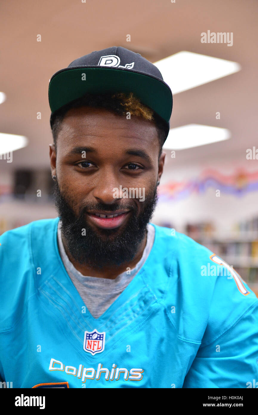 Miami, FL, Stati Uniti d'America. Xx Settembre, 2016. Delfini di Miami ampia ricevitore (#14) Jarvis Landry sorpresa il Miramar patrioti gamma football team prima per la squadra di pratica come parte del 4 Downs per finanziare la cultura finanziaria programma sponsorizzato da BankUnited. Landry condividere il suo pensiero sull importanza di alfabetizzazione finanziaria a Miramar di Alta Scuola Media Center il 20 settembre 2016 a Miramar, Florida. Credito: Mpi10/media/punzone Alamy Live News Foto Stock