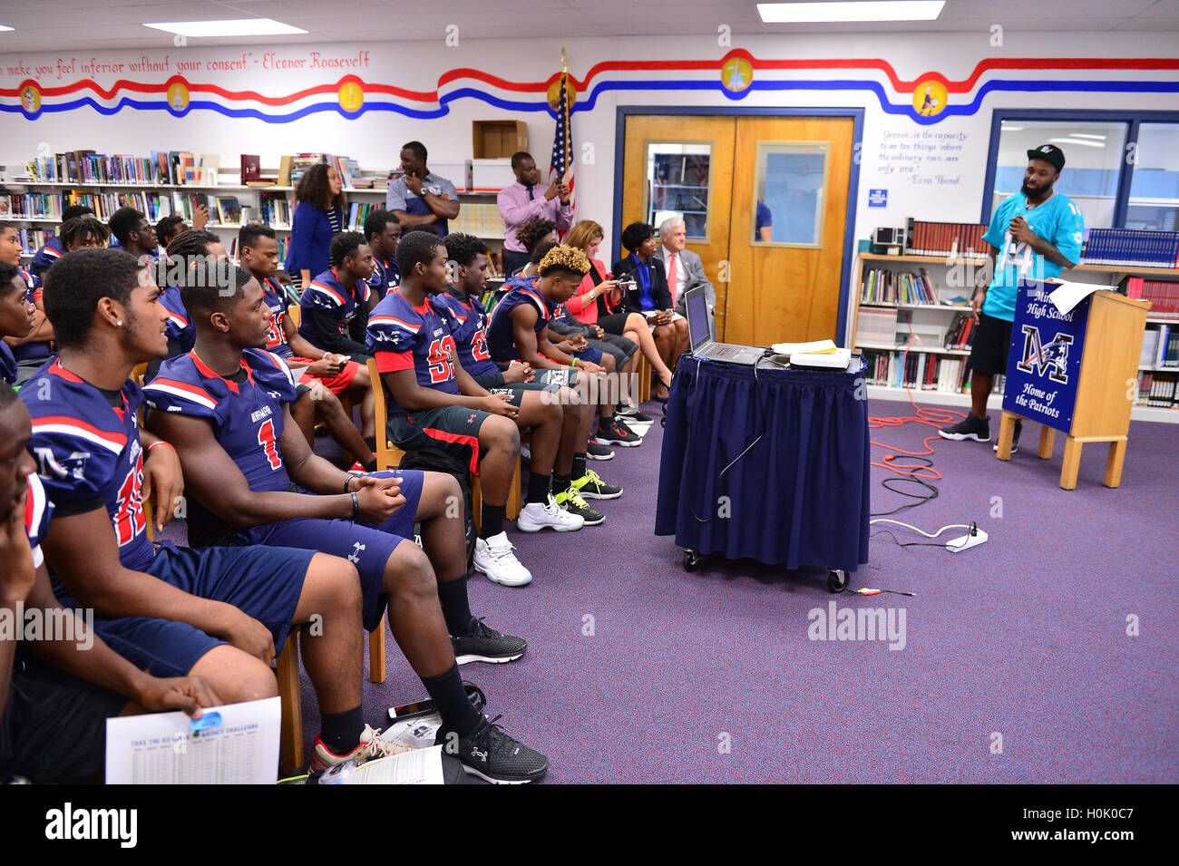 Miami, FL, Stati Uniti d'America. Xx Settembre, 2016. Delfini di Miami ampia ricevitore (#14) Jarvis Landry sorpresa il Miramar patrioti gamma football team prima per la squadra di pratica come parte del 4 Downs per finanziare la cultura finanziaria programma sponsorizzato da BankUnited. Landry condividere il suo pensiero sull importanza di alfabetizzazione finanziaria a Miramar di Alta Scuola Media Center il 20 settembre 2016 a Miramar, Florida. Credito: Mpi10/media/punzone Alamy Live News Foto Stock