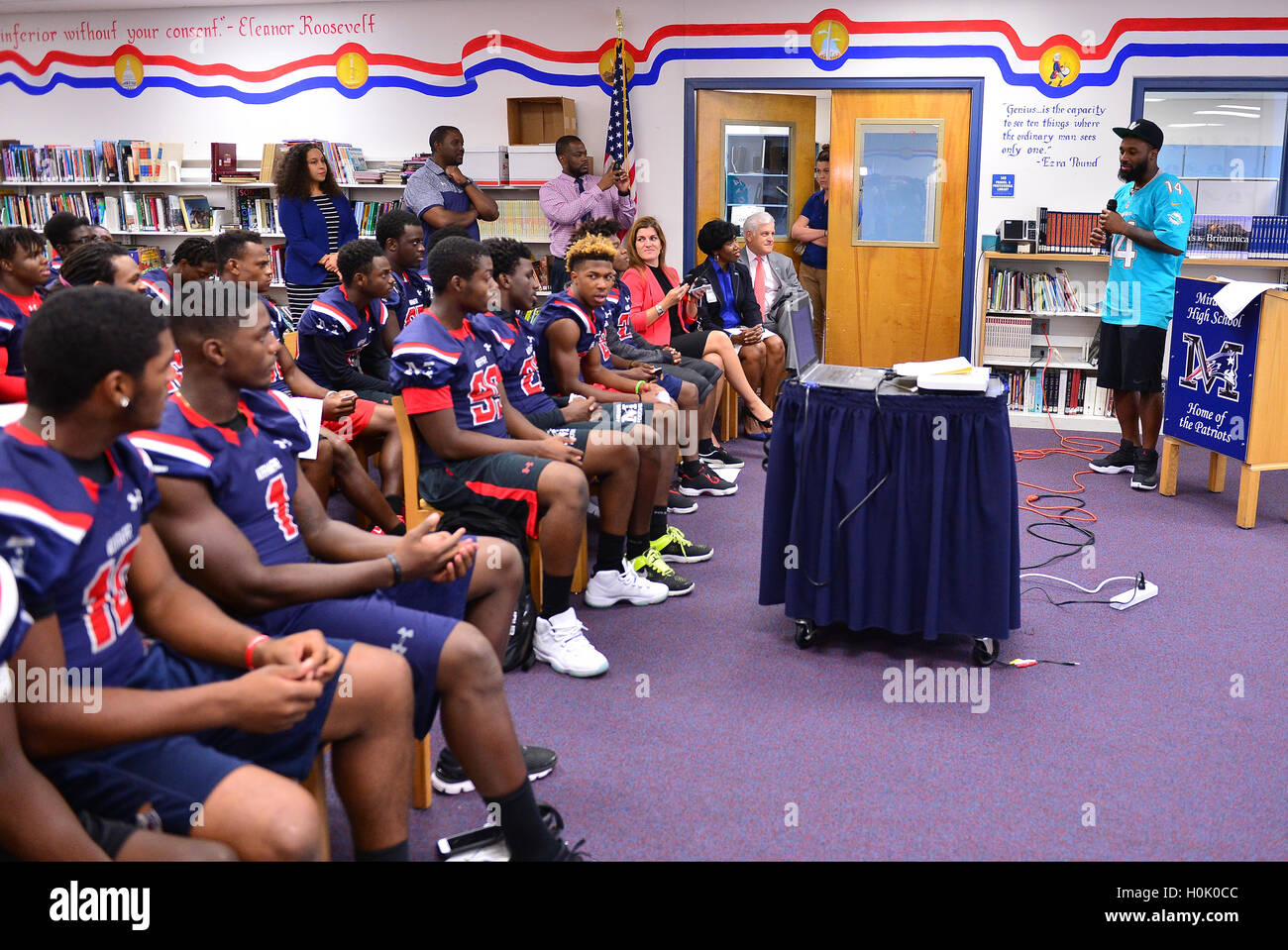 Miami, FL, Stati Uniti d'America. Xx Settembre, 2016. Delfini di Miami ampia ricevitore (#14) Jarvis Landry sorpresa il Miramar patrioti gamma football team prima per la squadra di pratica come parte del 4 Downs per finanziare la cultura finanziaria programma sponsorizzato da BankUnited. Landry condividere il suo pensiero sull importanza di alfabetizzazione finanziaria a Miramar di Alta Scuola Media Center il 20 settembre 2016 a Miramar, Florida. Credito: Mpi10/media/punzone Alamy Live News Foto Stock