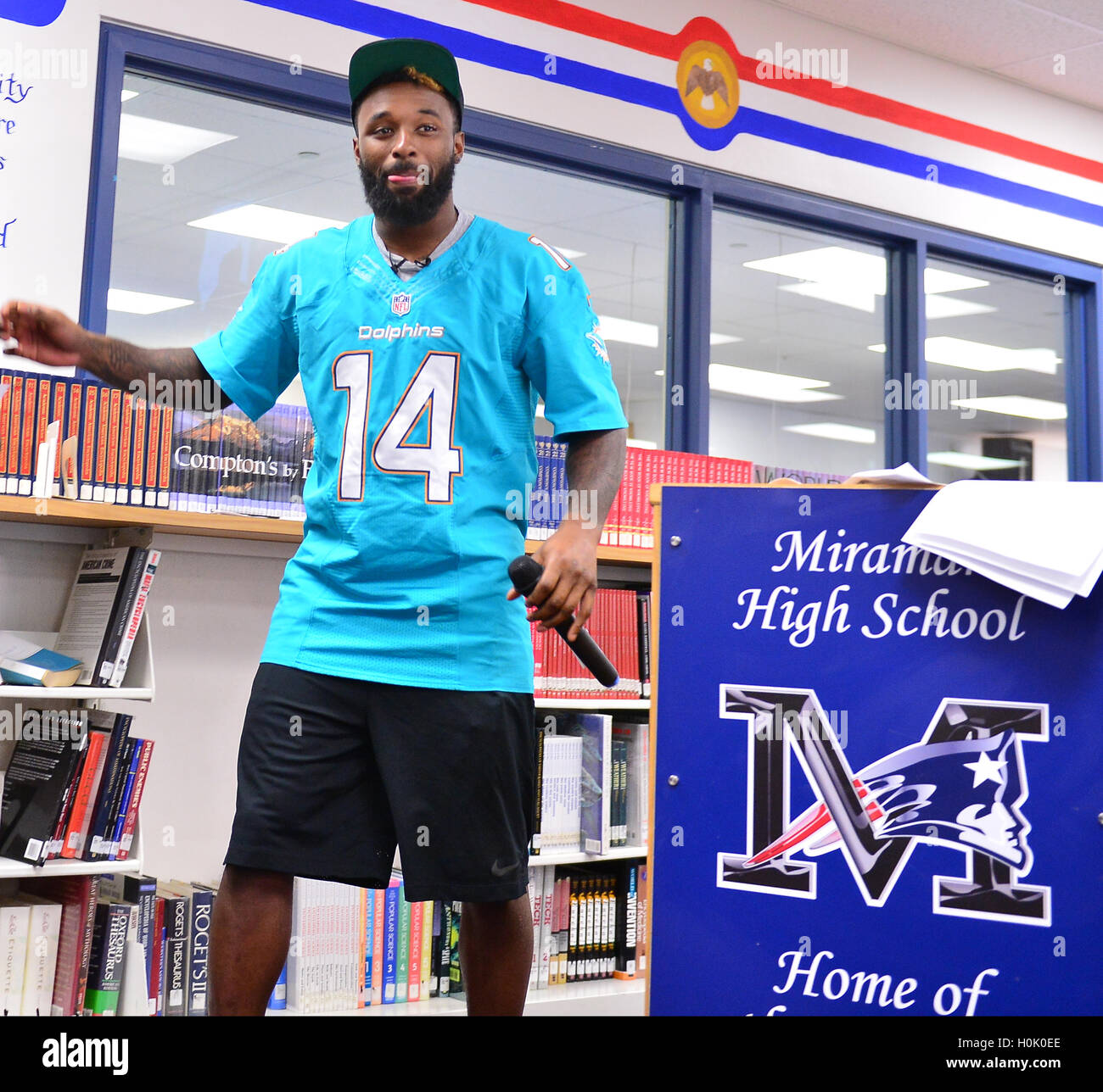Miami, FL, Stati Uniti d'America. Xx Settembre, 2016. Delfini di Miami ampia ricevitore (#14) Jarvis Landry sorpresa il Miramar patrioti gamma football team prima per la squadra di pratica come parte del 4 Downs per finanziare la cultura finanziaria programma sponsorizzato da BankUnited. Landry condividere il suo pensiero sull importanza di alfabetizzazione finanziaria a Miramar di Alta Scuola Media Center il 20 settembre 2016 a Miramar, Florida. Credito: Mpi10/media/punzone Alamy Live News Foto Stock
