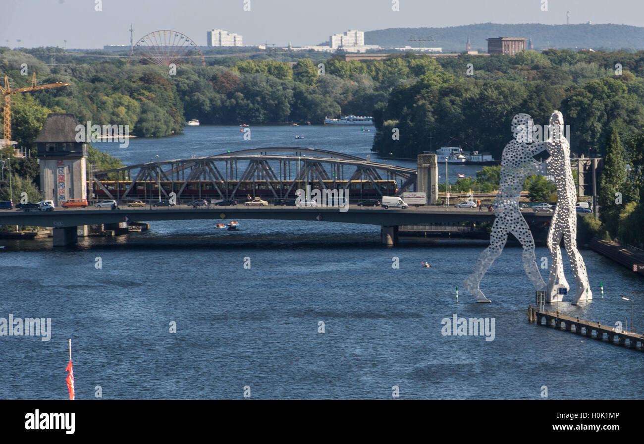 La molecola di scultura di uomo e la ruota gigante nell'ex funpark nel Planterwald può essere visto dal tetto di un grattacielo a Berlino, Germania, 15 settembre 2016. Foto: Paolo Zinken/dpa Foto Stock