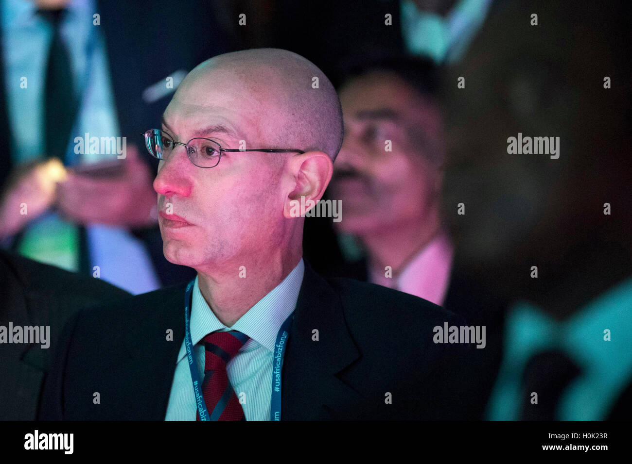 National Basketball Association (NBA) commissario Adam Silver ascolta come U.S. Il presidente Barack Obama parla all'U.S.-Africa Business Forum presso il Plaza Hotel, 21 settembre 2016 a New York City. Il forum è incentrata sul commercio e le opportunità di investimento nel continente africano africani di capi di Stato e di governo e American business leader. Credito: Drew Angerer / Pool via CNP /MediaPunch Foto Stock