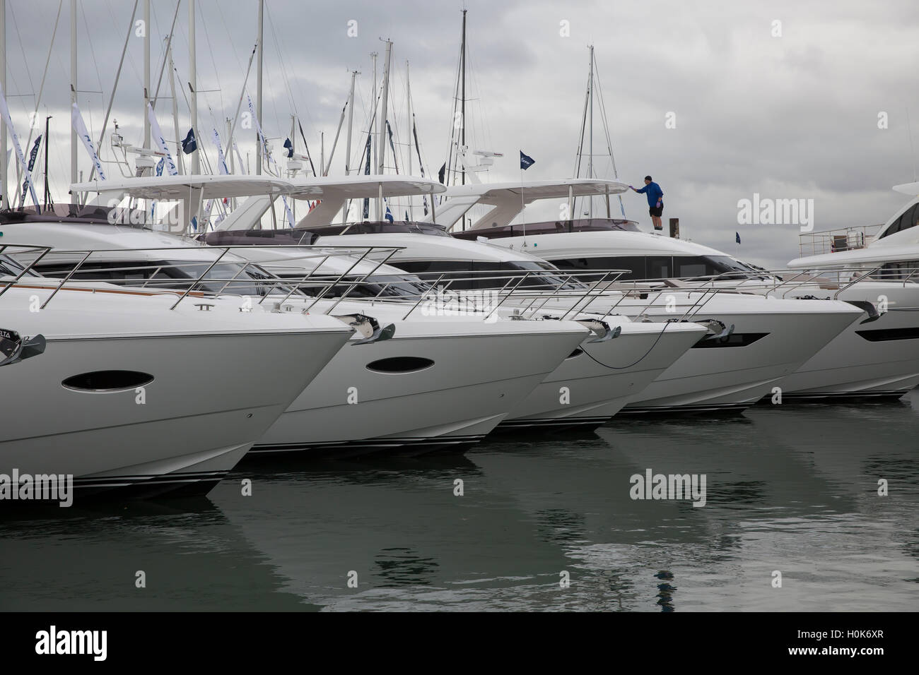 Southampton, Regno Unito. Il 22 settembre, 2016. Cieli grigi all'inizio del Signore il giorno in Southampton Boat Show 2016 Credit: Keith Larby/Alamy Live News Foto Stock