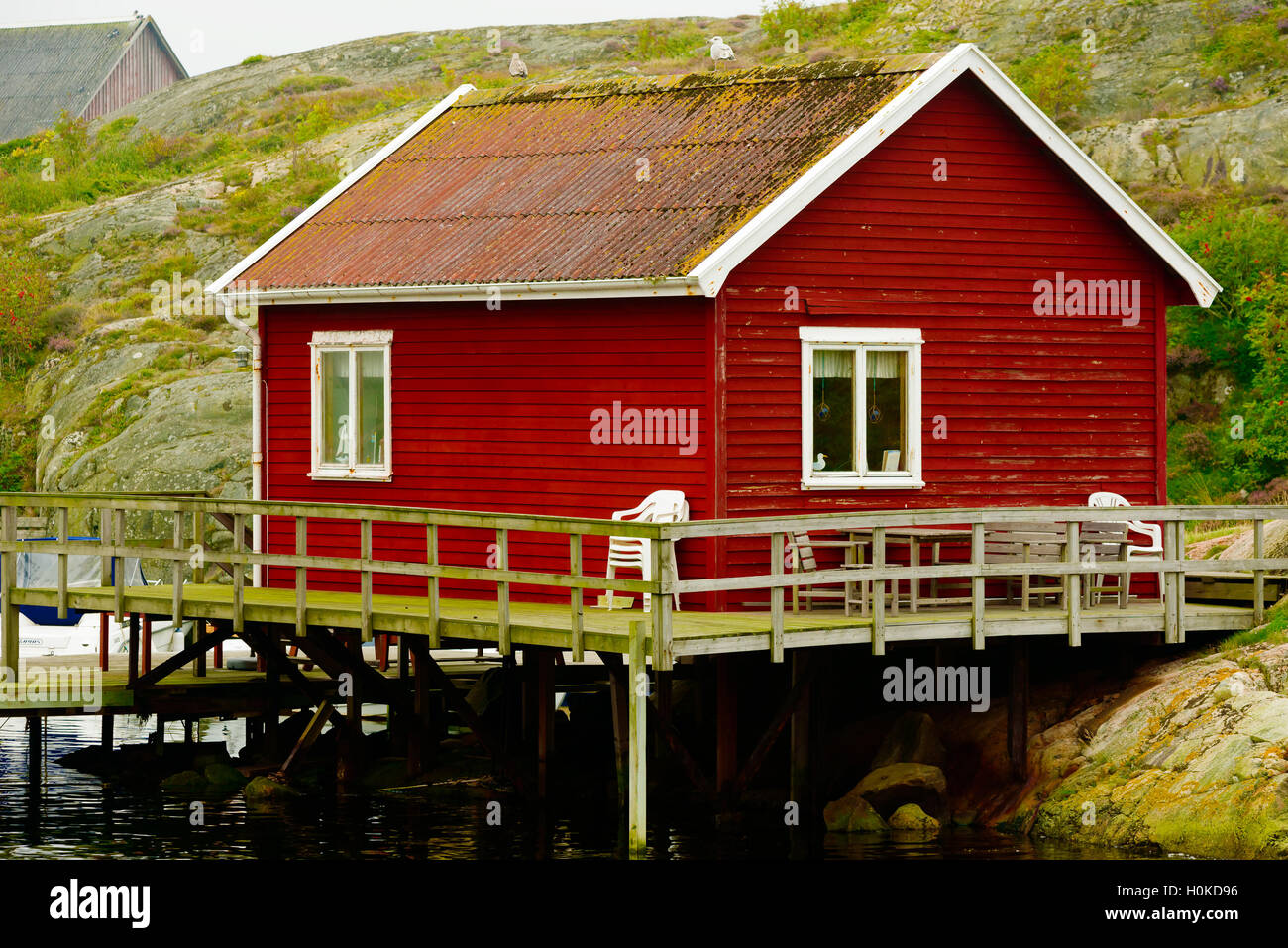Tjorn, Svezia - 9 Settembre 2016: ambientale documentario di una cabina costiera con veranda circostante. Resto di cabina su palafitte ho Foto Stock