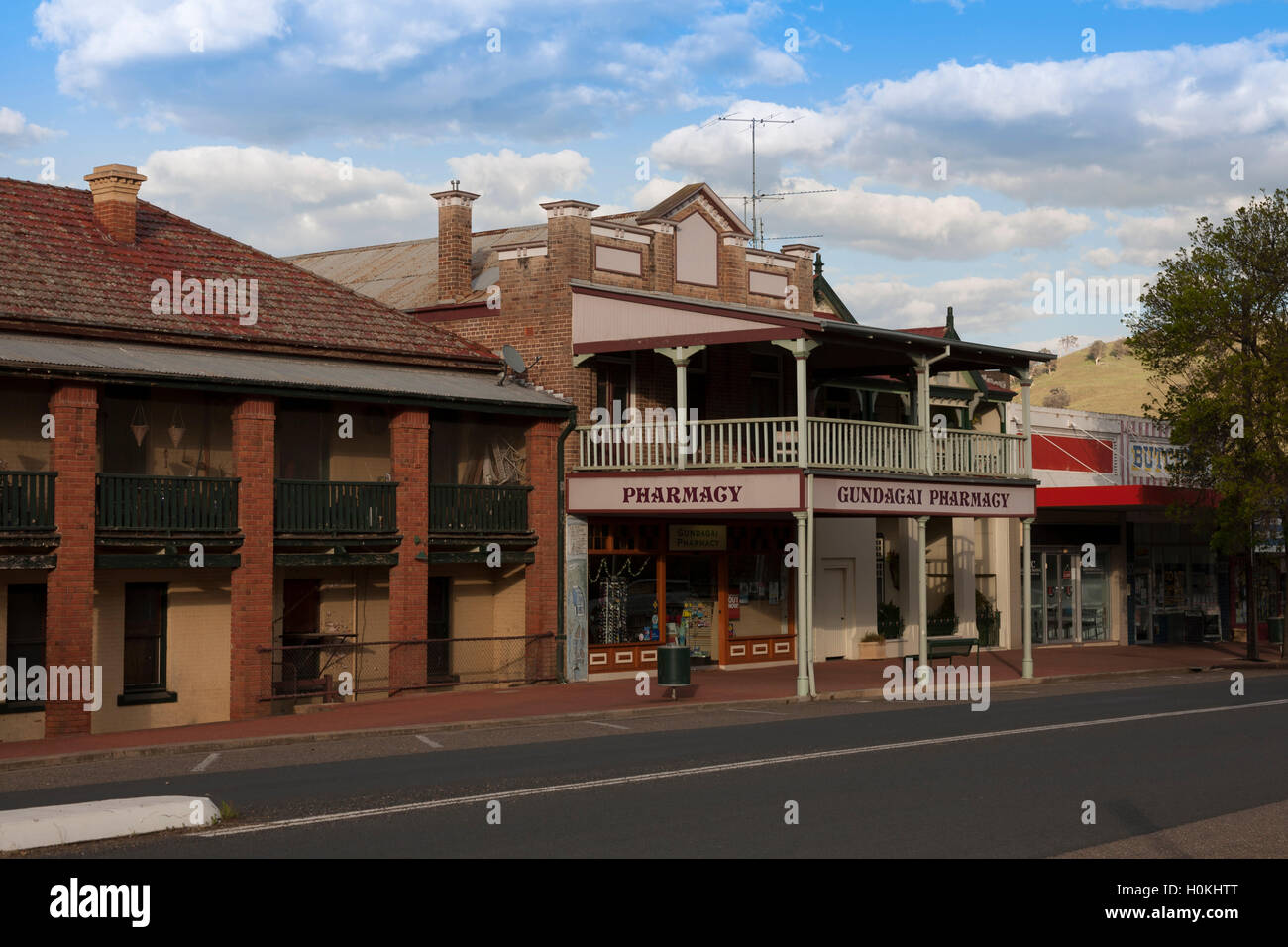 La storica farmacia Gundagai 114 Sheridan Street, Gundagai NSW, Australia con la sua originale veranda in legno che si estende oltre il Foto Stock