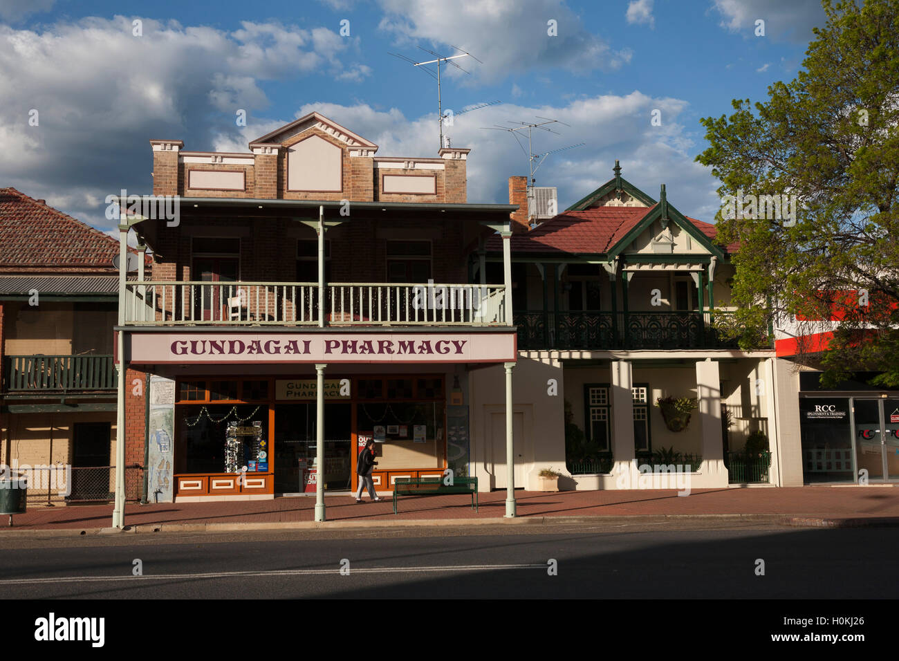 La storica farmacia Gundagai 114 Sheridan Street, Gundagai NSW, Australia con la sua originale veranda in legno che si estende oltre il Foto Stock