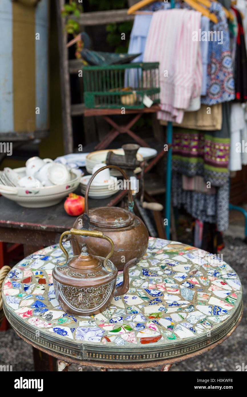 Oggetti di antiquariato in vendita, Isle sur la Sorgue, Luberon, Provenza, Francia Foto Stock