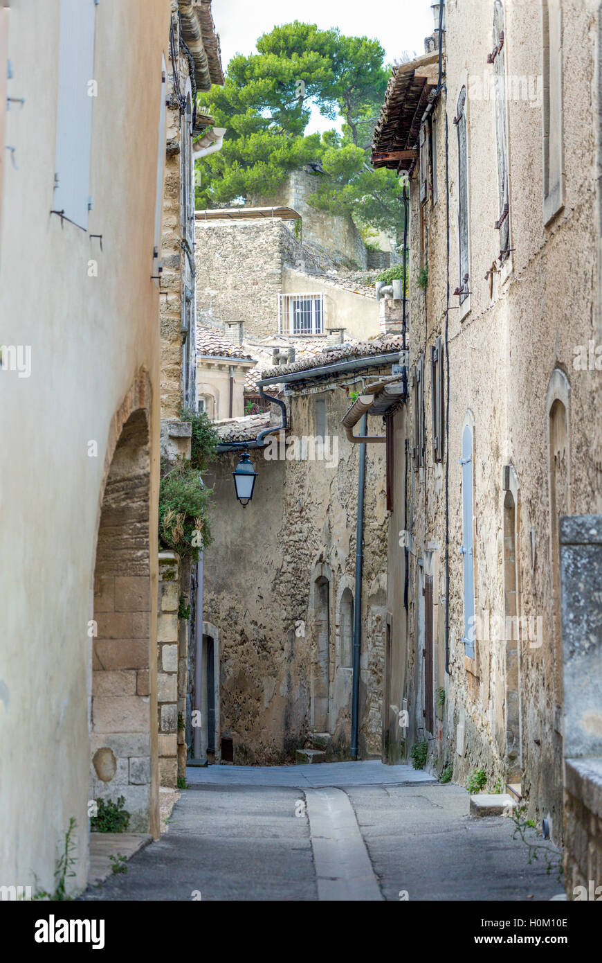 Medieval via stretta, villaggio di Menerbes, Luberon, Francia Foto Stock