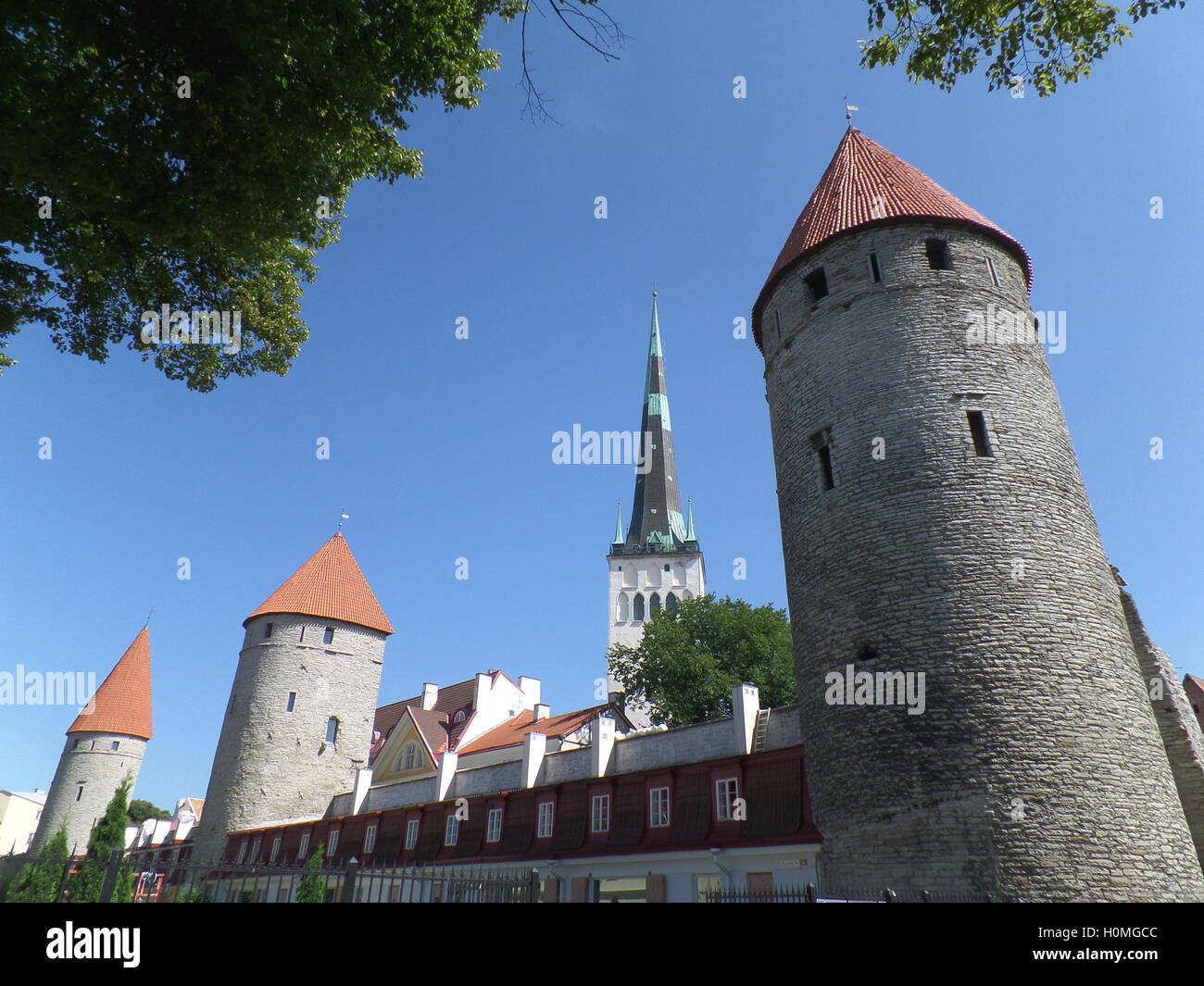 Saint Olaf la Chiesa e la parete della città Torri di Tallinn, Estonia Foto Stock