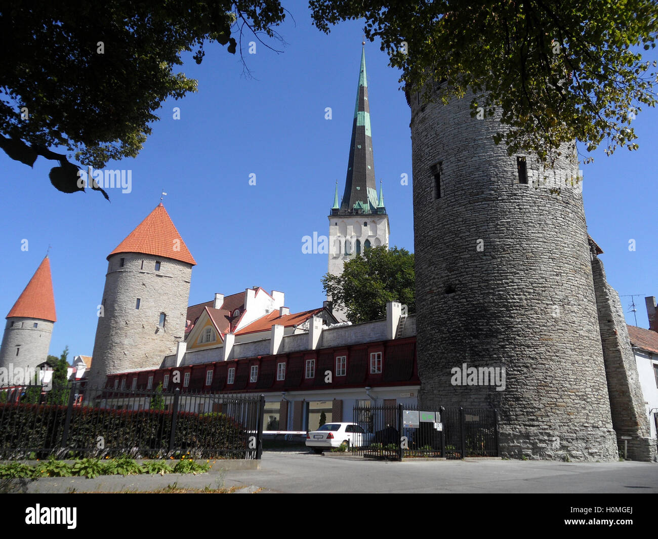 Saint Olaf la Chiesa e la parete della città delle torri, un punto di riferimento di Tallinn, Estonia Foto Stock