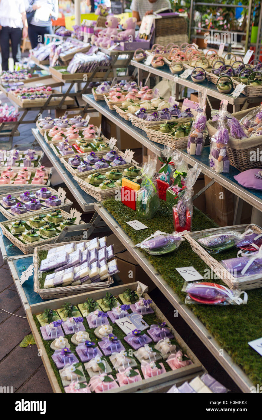 Prodotti alla lavanda, mercato di domenica sul Cours Saleya, Nice, Alpes-Maritimes, Costa Azzurra, Francia Foto Stock