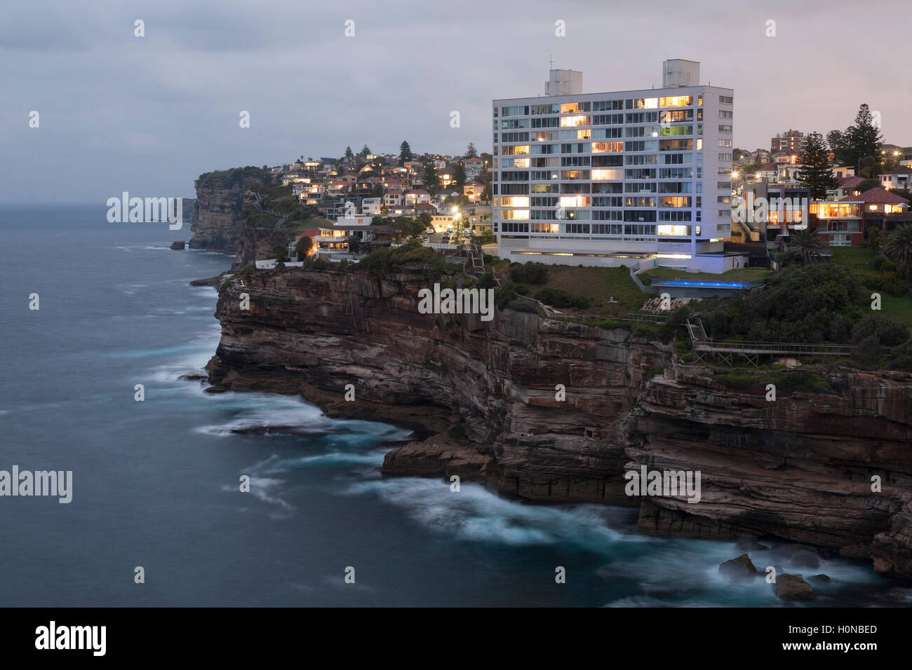 Luce serale su questo iconico edificio di appartamenti a Diamond Bay Sydney Australia Foto Stock