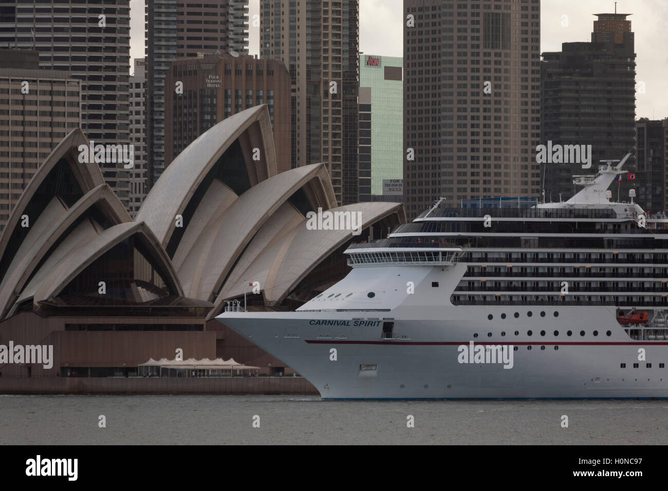 Il carnevale spirito nave da crociera passa direttamente davanti alla Opera House di Sydney come ella si diparte Sydney Australia Foto Stock