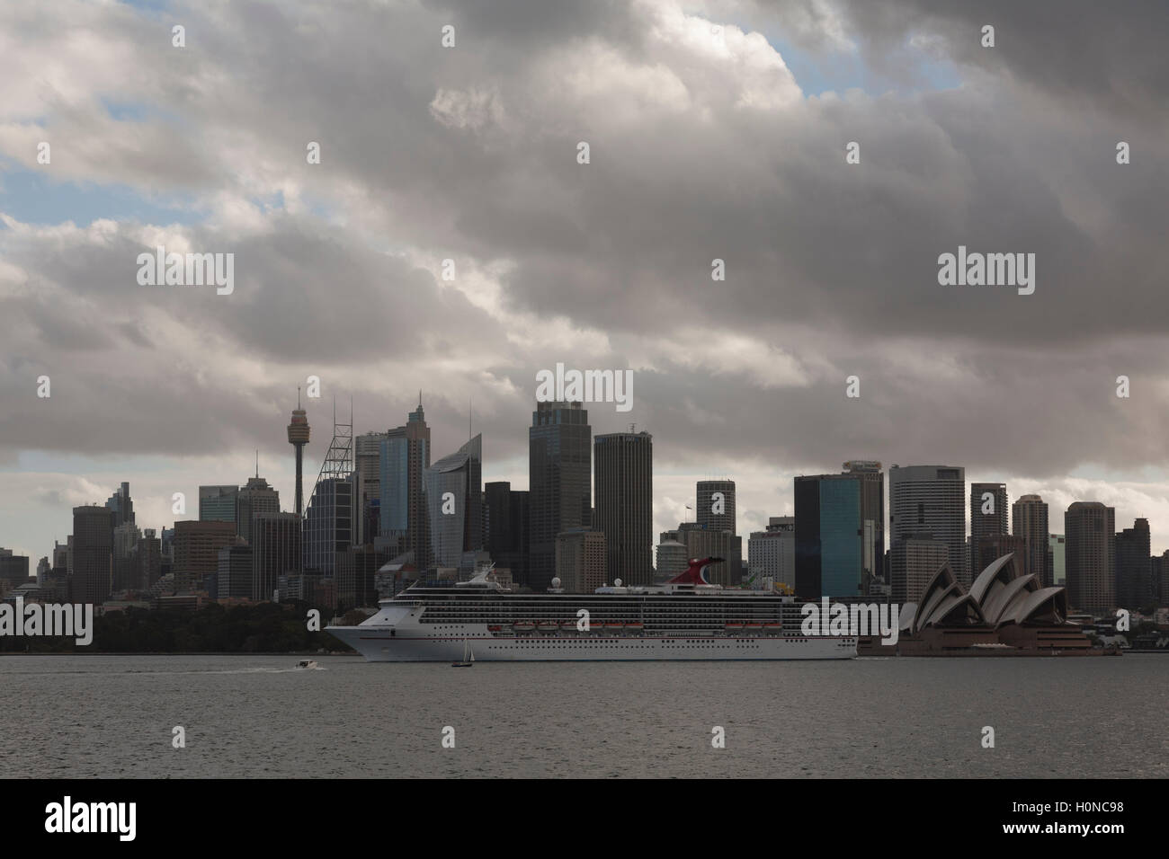Il carnevale spirito nave da crociera passa direttamente davanti al CBD di Sydney come ella si diparte Sydney Australia Foto Stock
