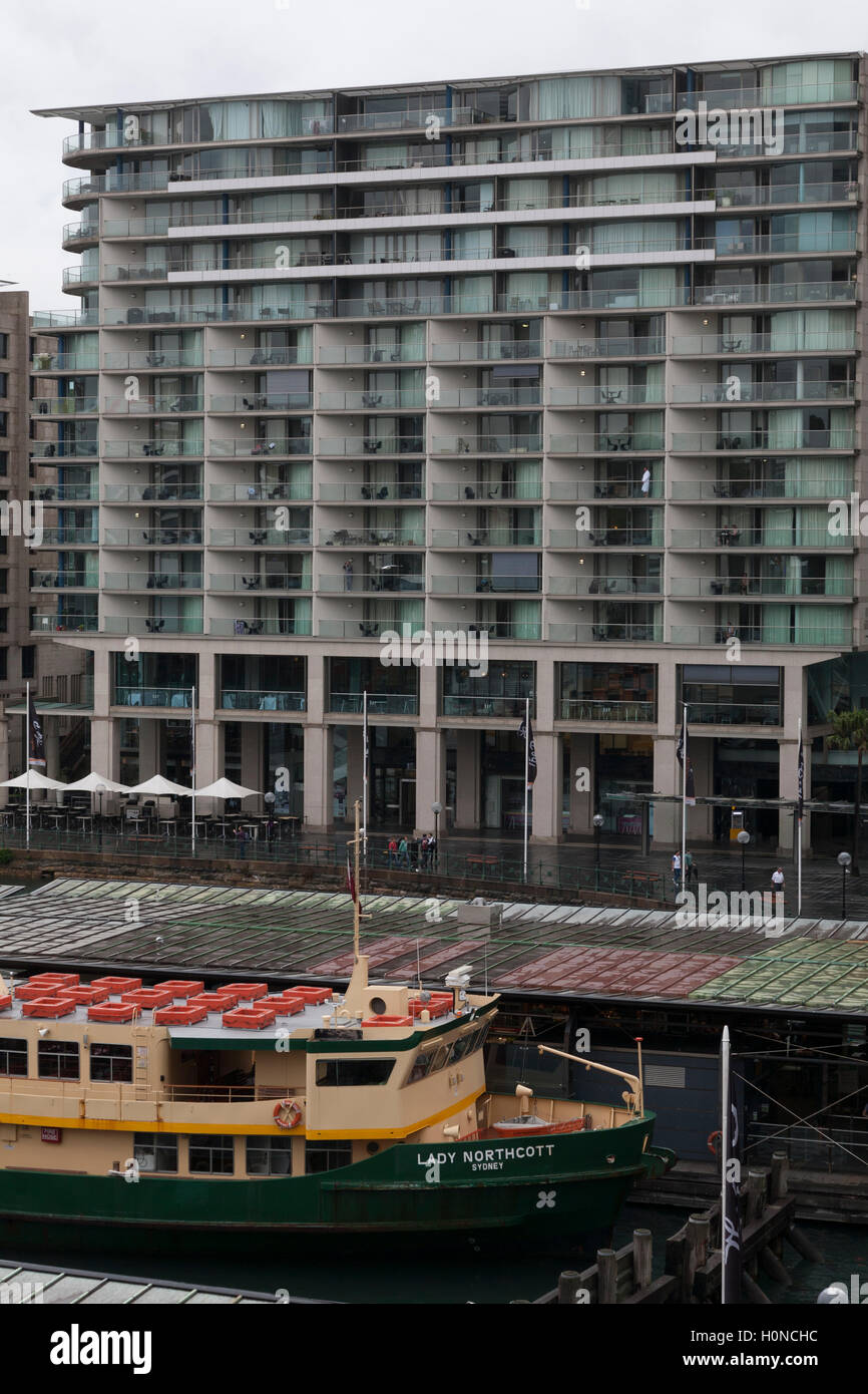 Sydney Harbour Ferry - Lady Northcott ormeggiato nella parte anteriore di un appartamento servito edificio a Circular Quay di Sydney Australia Foto Stock