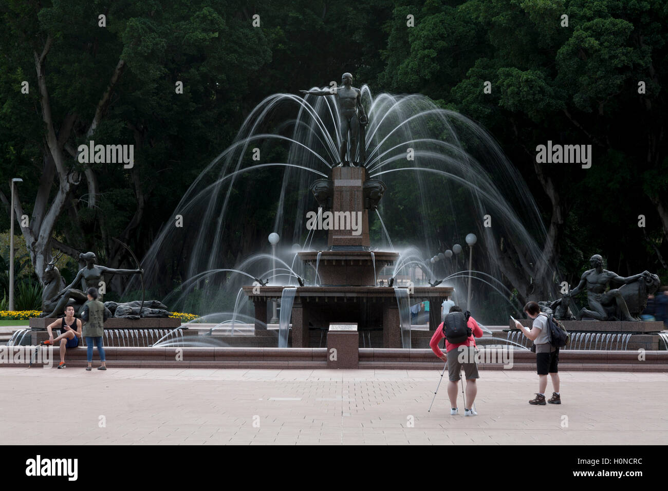 I turisti all'Archibald fontana Hyde Park Sydney Australia Foto Stock