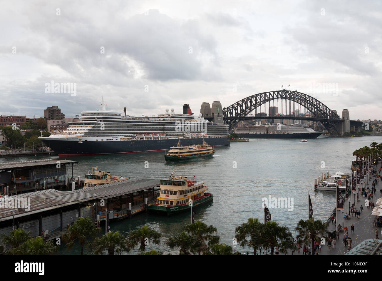 La MS Queen Elizabeth è una vista-class nave da crociera attraccata al Terminal Passeggeri Oltreoceano Sydney Australia Foto Stock