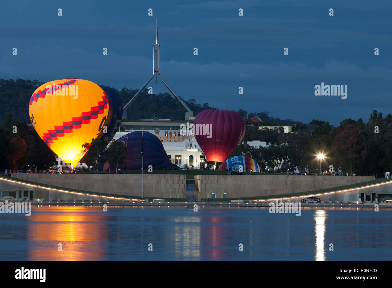 Hot Air Balloon Festival allontanarsi dalle sponde del Lago Burley Griffin Canberra Australia Foto Stock