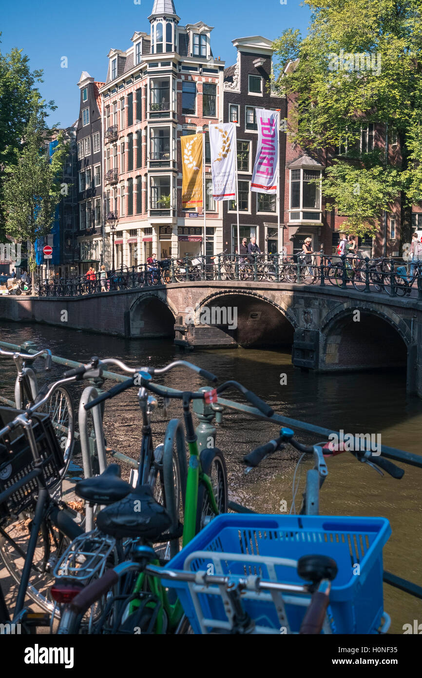 Amsterdam canal che corre attraverso il centro della città vecchia district, Amsterdam, Paesi Bassi Foto Stock