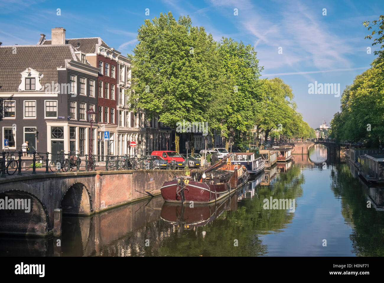 Architettura tradizionale visto sul canale Prinsengracht, quartiere Jordaan, Amsterdam, Paesi Bassi Foto Stock