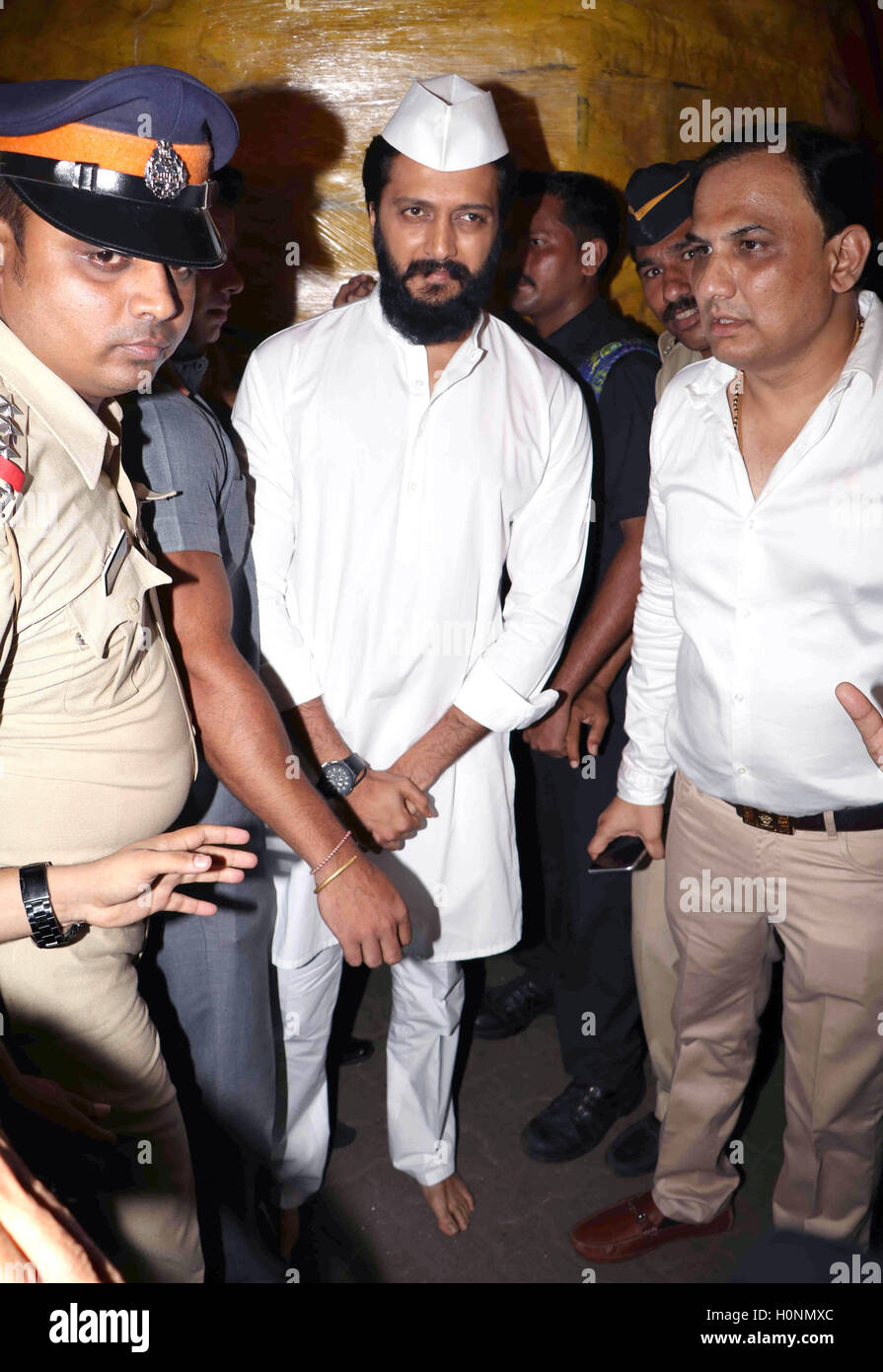 Attore di Bollywood Riteish Deshmukh visite Siddhivinayak tempio a cercare benedizioni per il suo prossimo film nella cava di Mumbai Foto Stock