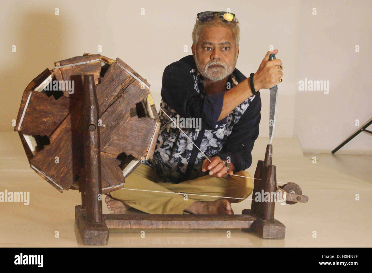 Attore di Bollywood Sanjay Mishra durante le foto riprese di film di prossima uscita Gandhigiri di Mumbai, in India il 11 settembre 2016. Foto Stock
