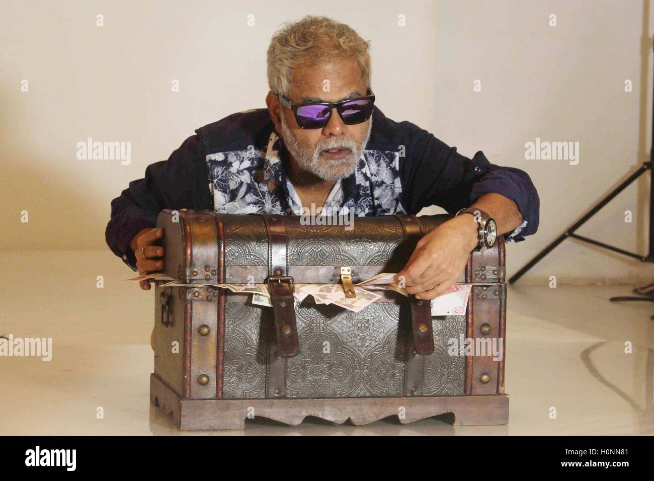 Attore di Bollywood Sanjay Mishra durante le foto riprese di film di prossima uscita Gandhigiri di Mumbai, in India il 11 settembre 2016. Foto Stock