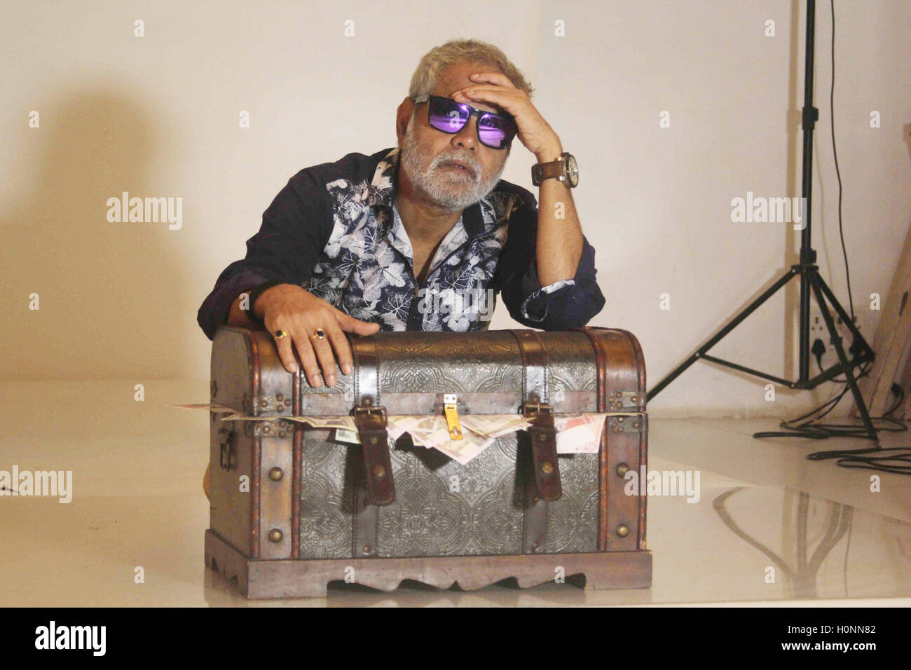 Attore di Bollywood Sanjay Mishra durante le foto riprese di film di prossima uscita Gandhigiri di Mumbai, in India il 11 settembre 2016. Foto Stock