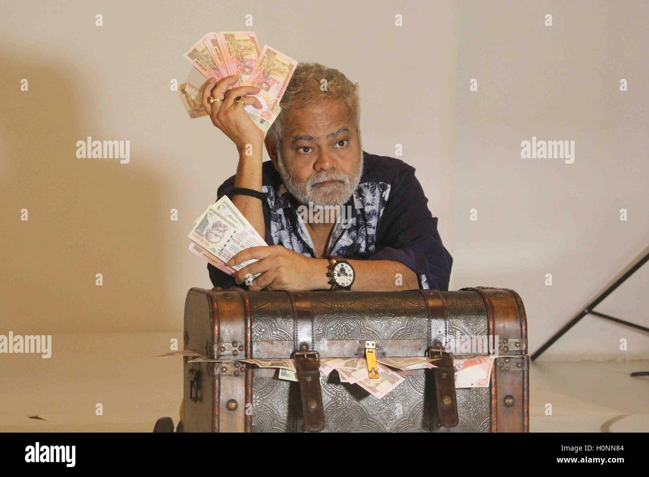 Attore di Bollywood Sanjay Mishra durante le foto riprese di film di prossima uscita Gandhigiri di Mumbai, in India il 11 settembre 2016. Foto Stock