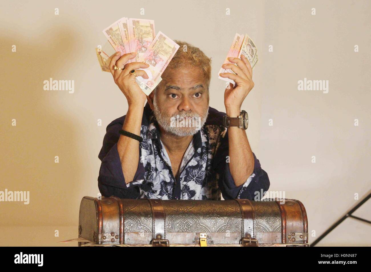 Attore di Bollywood Sanjay Mishra durante le foto riprese di film di prossima uscita Gandhigiri di Mumbai, in India il 11 settembre 2016. Foto Stock