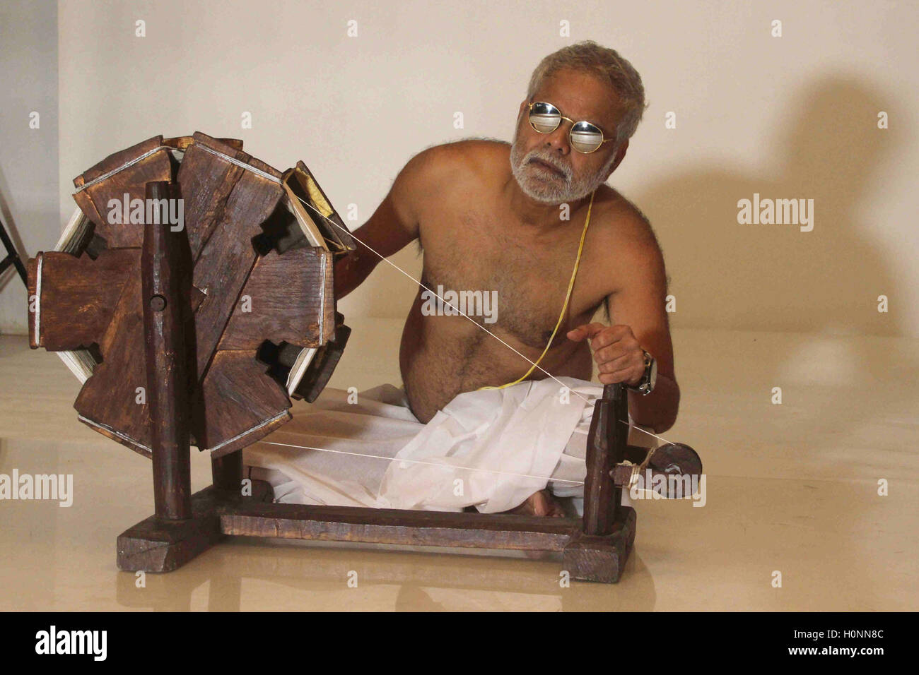 Attore di Bollywood Sanjay Mishra durante le foto riprese di film di prossima uscita Gandhigiri di Mumbai, in India il 11 settembre 2016. Foto Stock