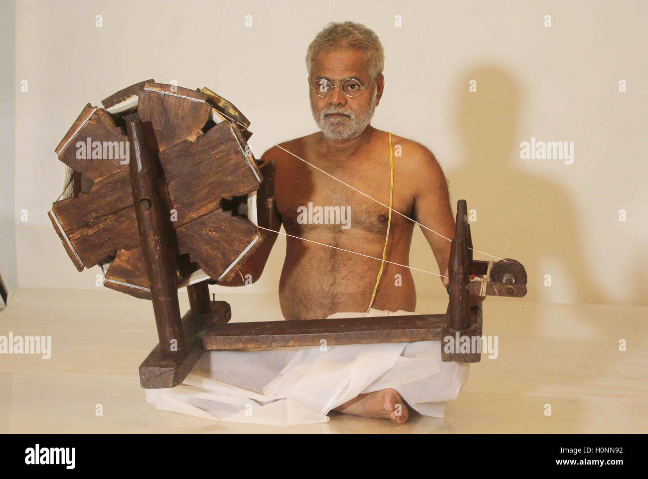 Attore di Bollywood Sanjay Mishra durante le foto riprese di film di prossima uscita Gandhigiri di Mumbai, in India il 11 settembre 2016. Foto Stock