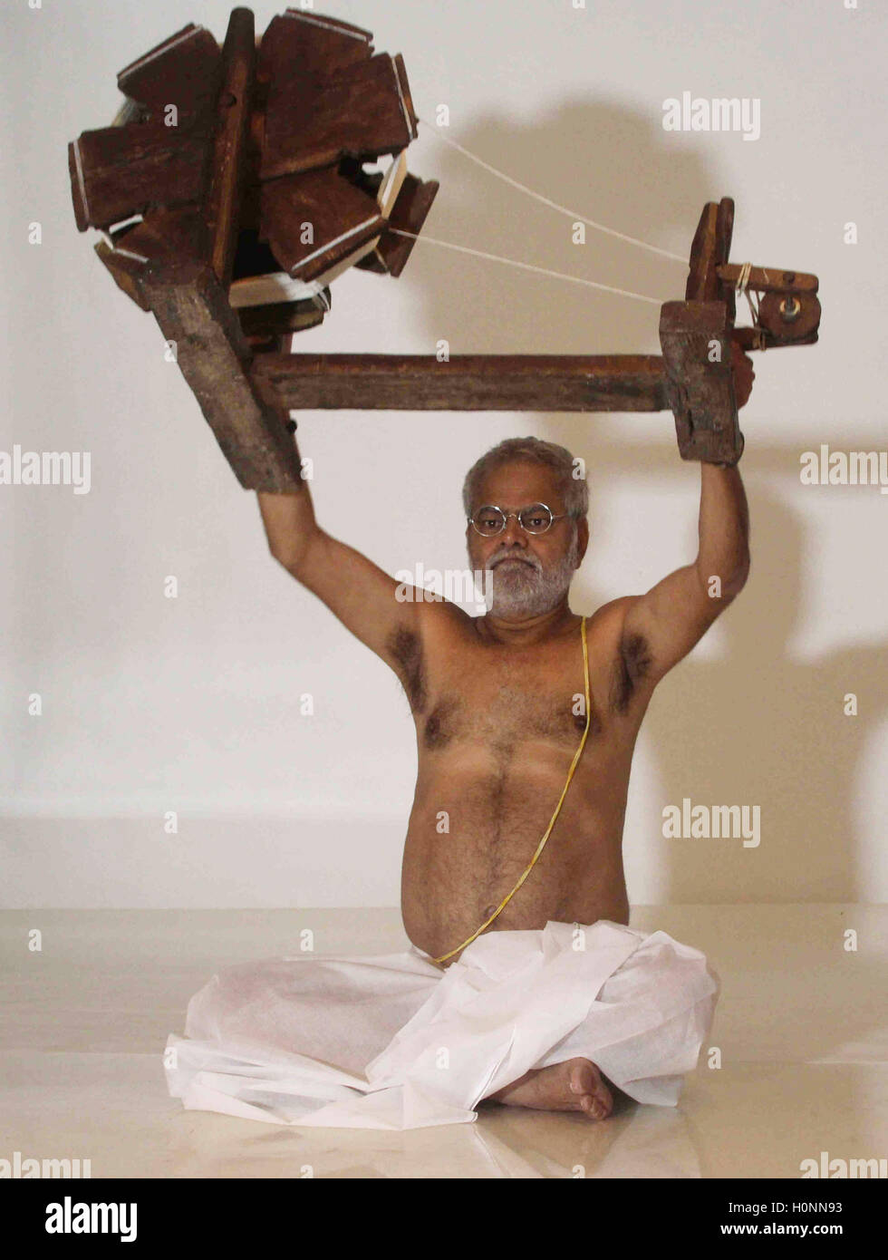 Attore di Bollywood Sanjay Mishra durante le foto riprese di film di prossima uscita Gandhigiri di Mumbai, in India il 11 settembre 2016. Foto Stock