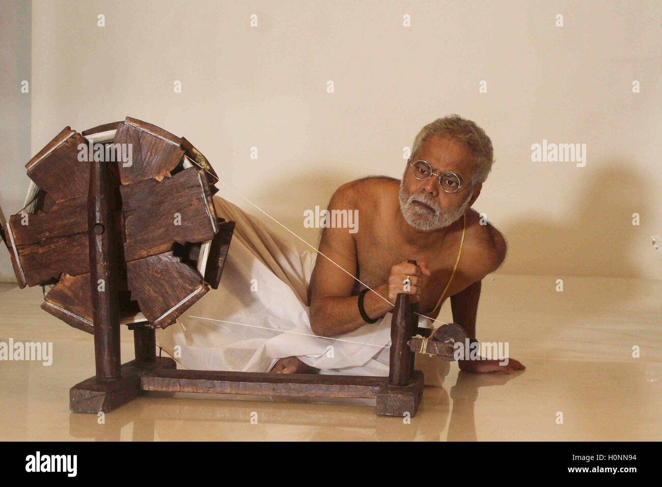 Attore di Bollywood Sanjay Mishra durante le foto riprese di film di prossima uscita Gandhigiri di Mumbai, in India il 11 settembre 2016. Foto Stock