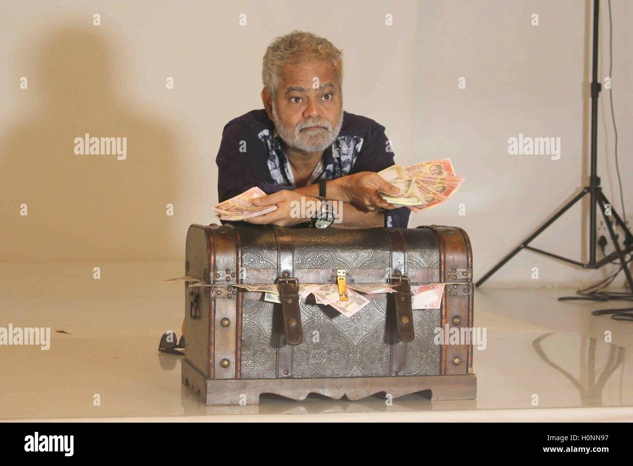 Attore di Bollywood Sanjay Mishra durante le foto riprese di film di prossima uscita Gandhigiri di Mumbai, in India il 11 settembre 2016. Foto Stock