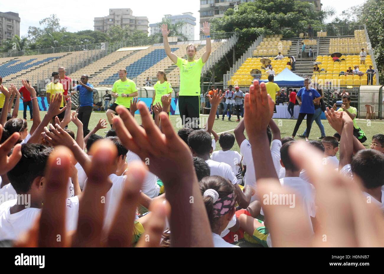 Jeremy Weeks Head Coach Premier Skills impartiscono le competenze Indian Yougsters Coach cerimonia di chiusura Premier Skills fase 1 Mumbai India Foto Stock