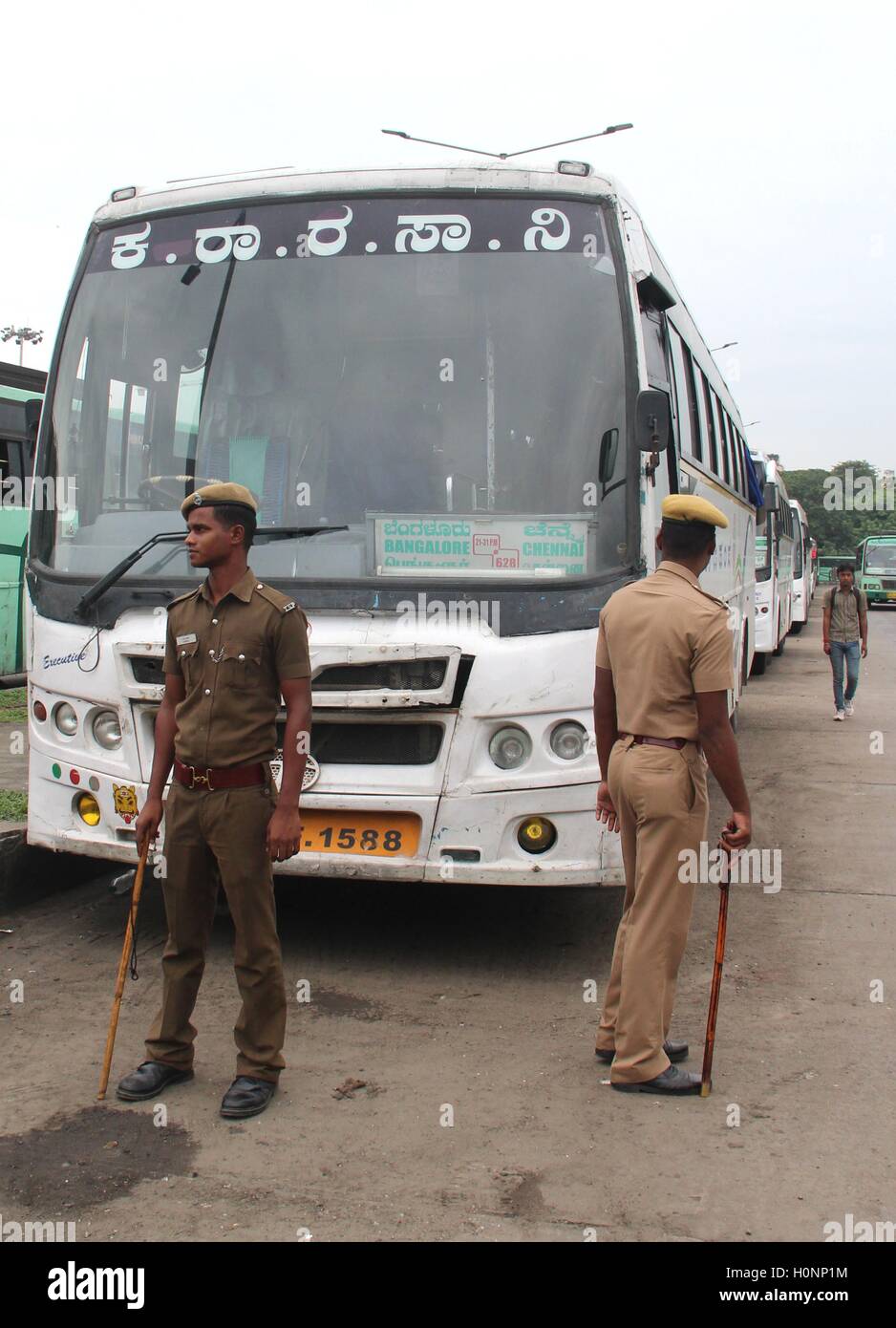Poliziotti di fornire protezione di Karnataka autobus, di Chennai, nello Stato del Tamil Nadu, in India il 12 settembre, 2016 Foto Stock