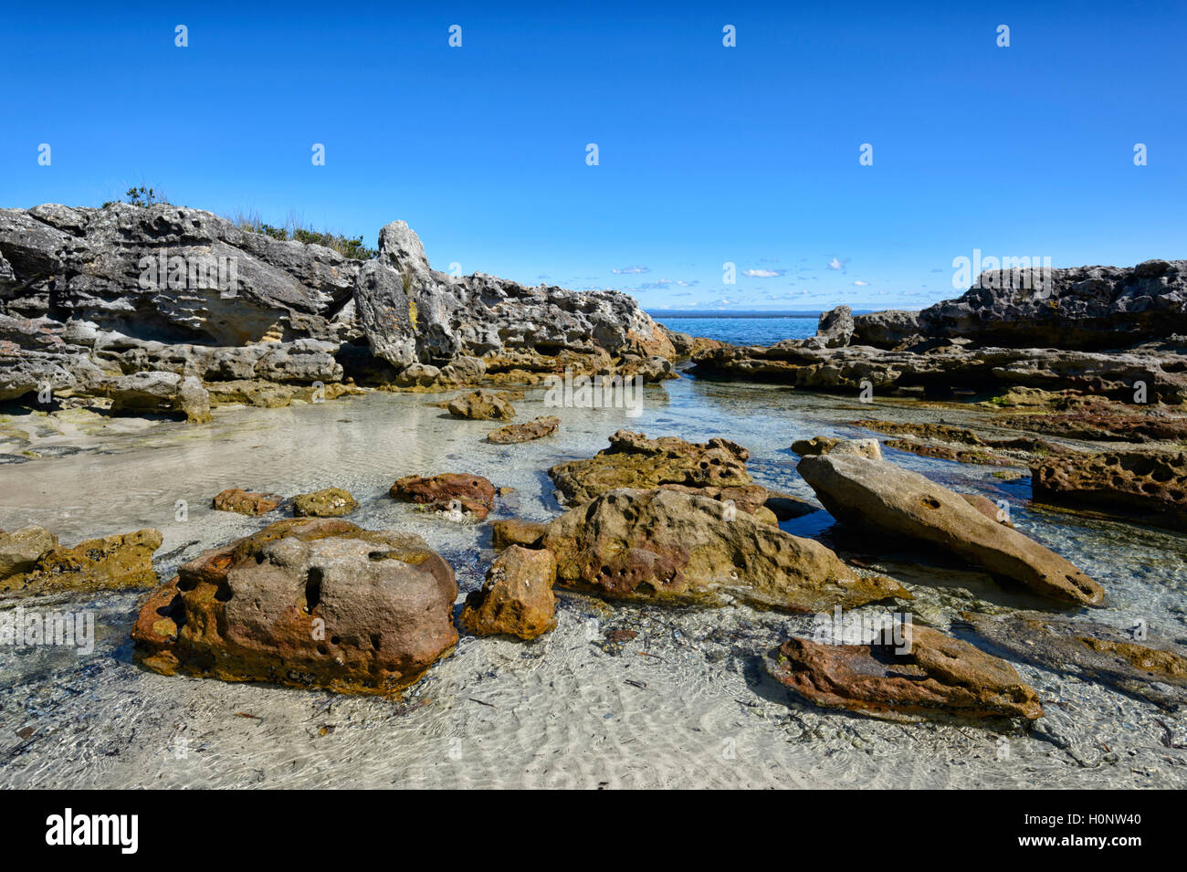 Vista di spettacolari formazioni rocciose a Bindijine Beach, Jervis Bay, Beecroft gamma di armi, Nuovo Galles del Sud, NSW, Australia Foto Stock
