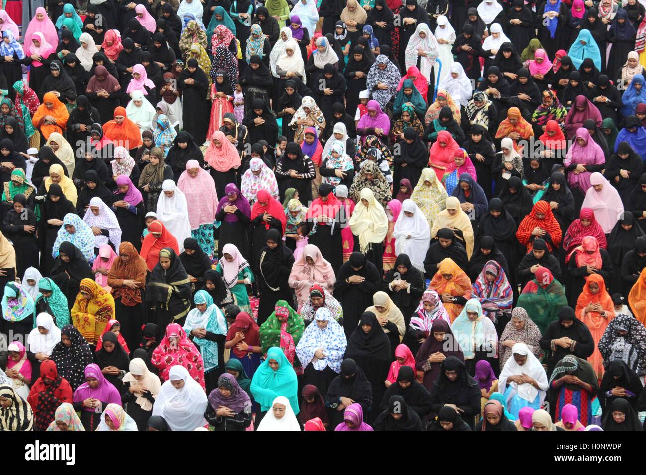 Le donne musulmane pregando per celebrare Eid in Chennai Tamil Nadu India Foto Stock
