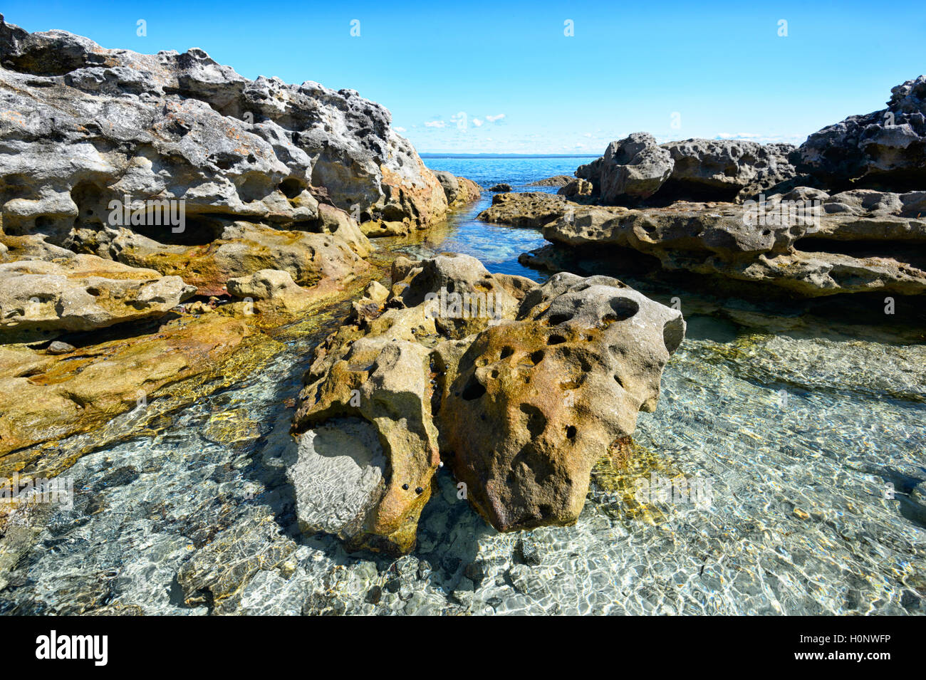Vista di spettacolari formazioni rocciose a Bindijine Beach, Jervis Bay, Beecroft gamma di armi, Nuovo Galles del Sud, NSW, Australia Foto Stock