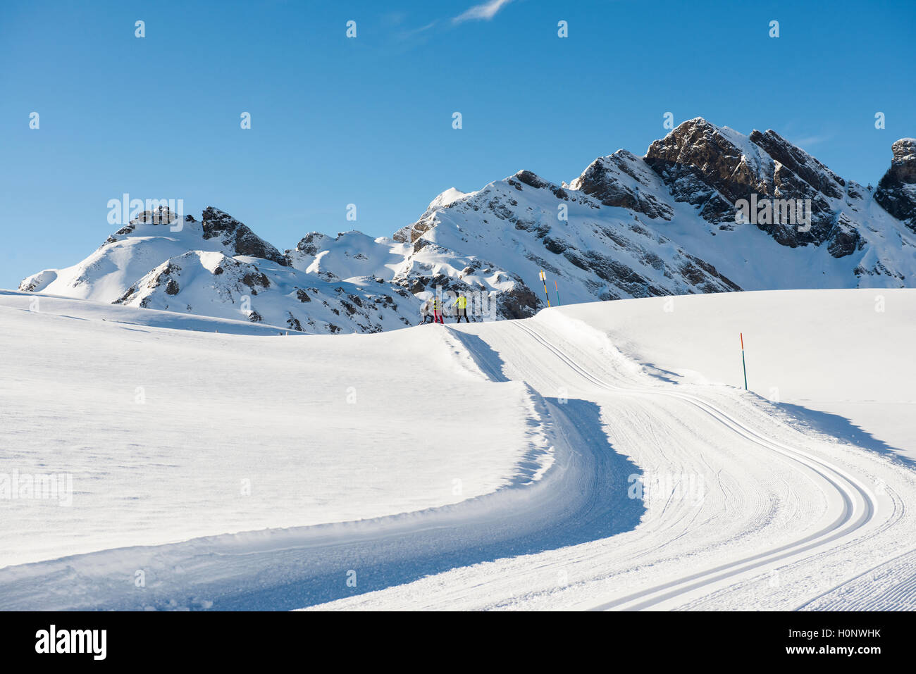 Sci di fondo la via e il paesaggio innevato, Melchsee-Frutt, Cantone di Obvaldo, Svizzera Foto Stock