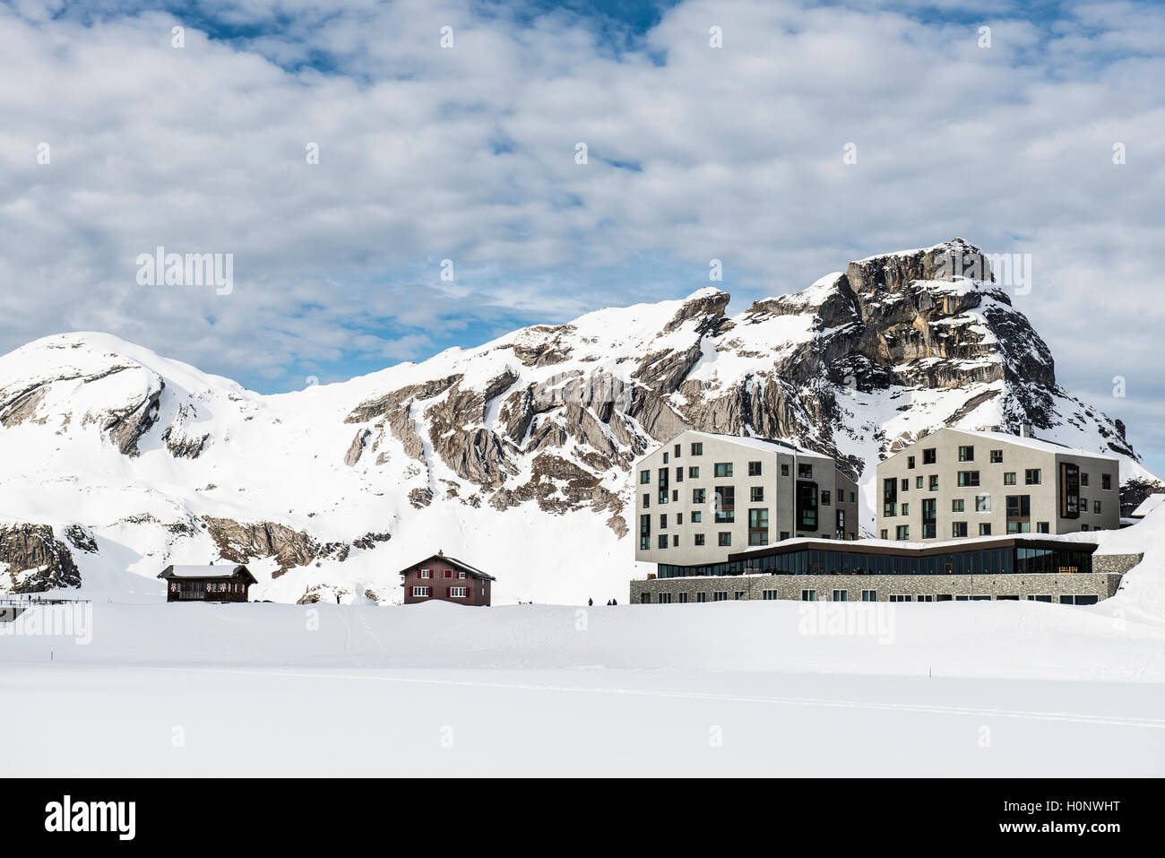 Hotel moderno e paesaggio innevato, Melchsee-Frutt, Cantone di Obvaldo, Svizzera Foto Stock