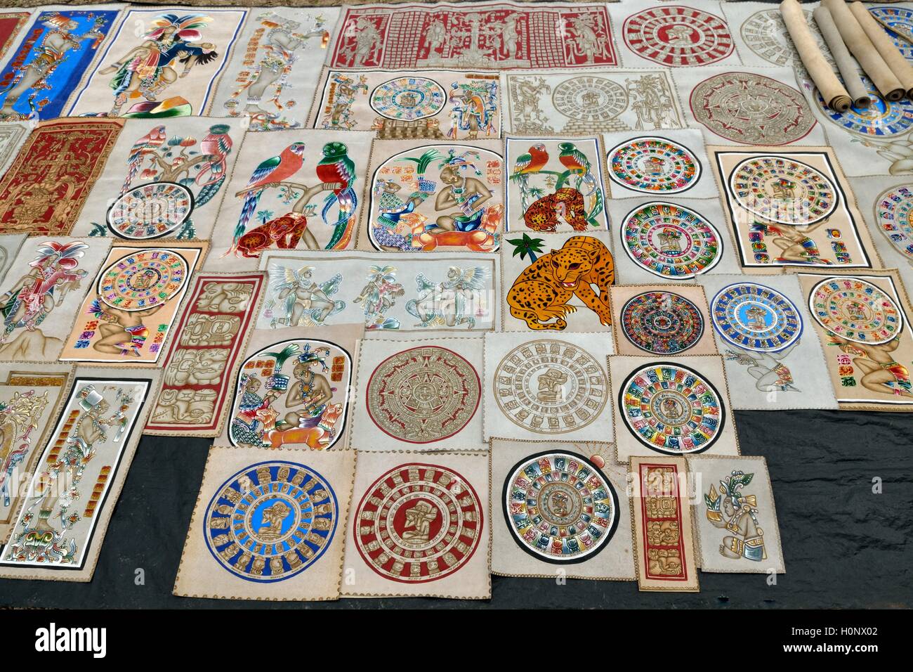 Motivi Maya su tessuti a un souvenir stand, stampa su tessuto, le rovine Maya di Palenque, Chiapas, Messico Foto Stock