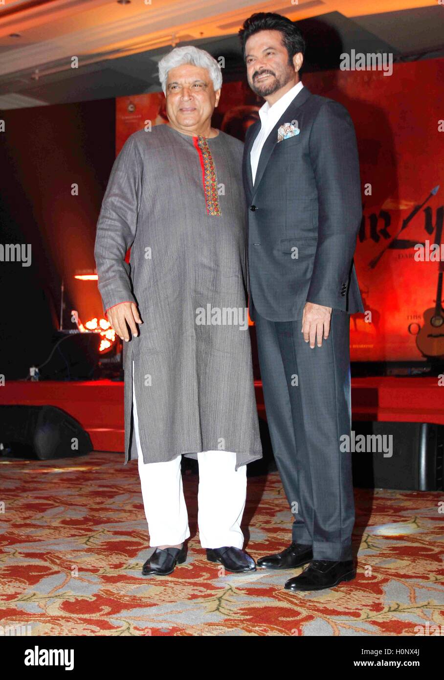 Bollywood paroliere Javed Akhtar con l'attore Anil Kapoor durante il lancio di musica di film Mirzya in Mumbai, India Foto Stock