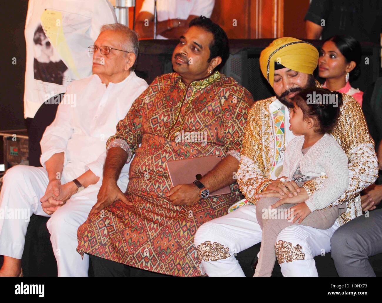Bollywood paroliere Gulzar con cantanti di Bollywood Shankar Mahadevan e Daler Mehndi lancio di musica di film Mirzya in Mumbai Foto Stock